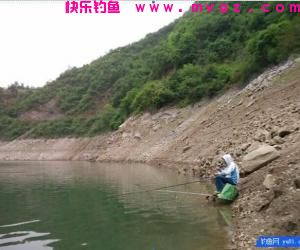 冬钓深浅？老钓友教你浅水选择钓点钓鱼技巧