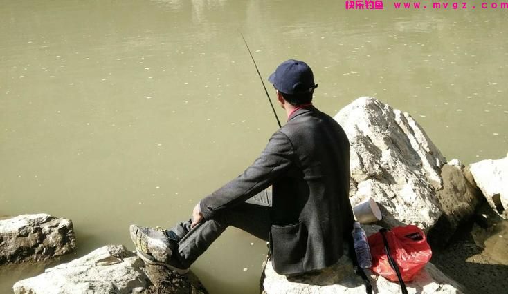 春季野钓,遇到倒春寒刮风又下雨怎么办?改