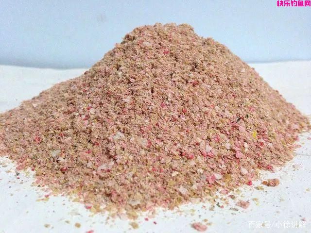 老钓友教你，钓鱼应该使用面饵还是虫饵？