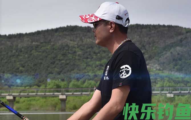 李震