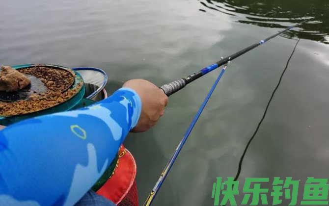 一人一杆双钩钓鱼违法吗？
